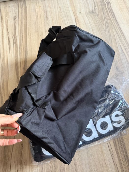 Чисто нов малък оригинален Сак Adidas Essentials Linear Duffel S !