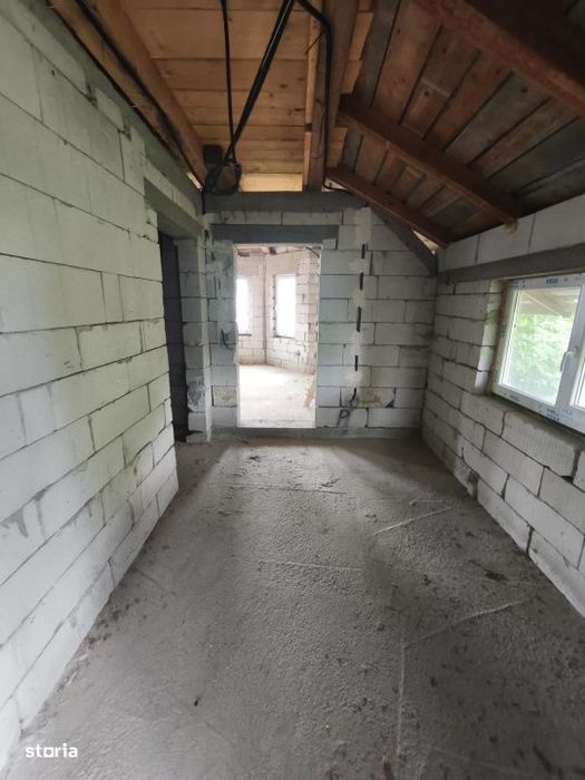 Duplex la rosu, 4400 mp teren, Siret