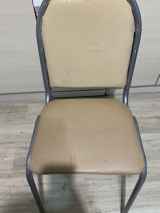 Прочный стул с металическим каркасом