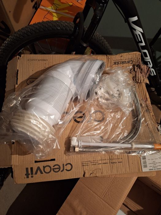 Нова конзолна тоалетна чиния Creaviт с капак