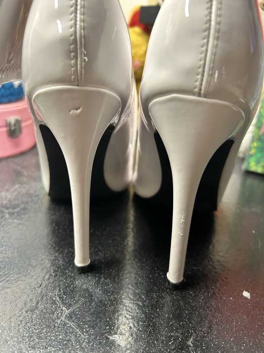 Бели обувки на ток