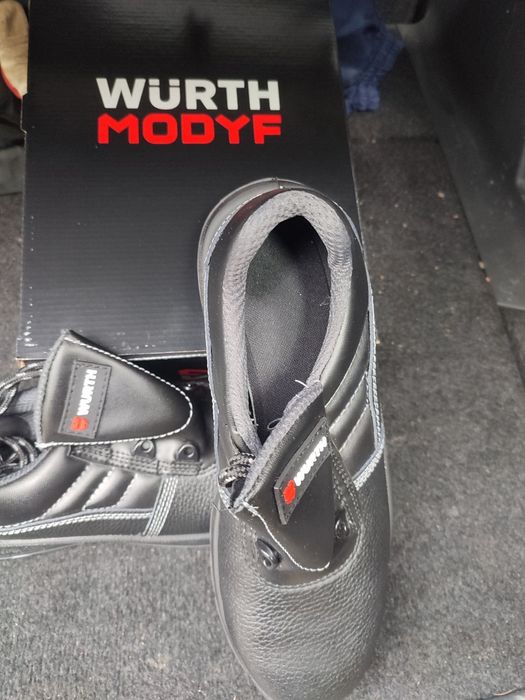 Чисто нови работни обувки