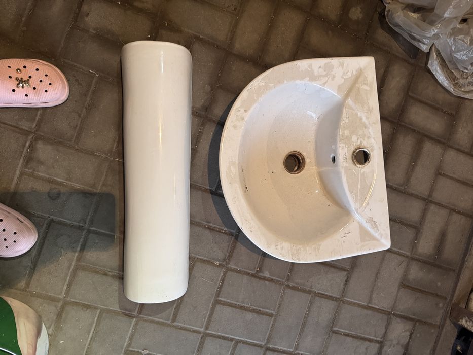 Продам умывальник с пьедисталом.