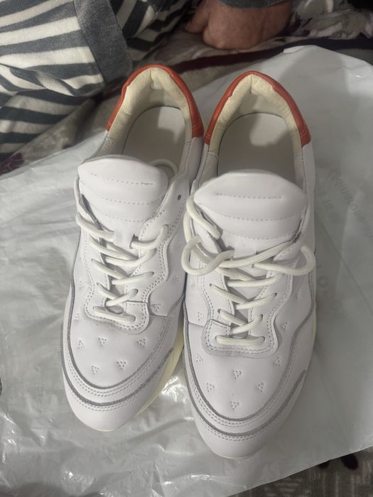 Кожаные кроссовки