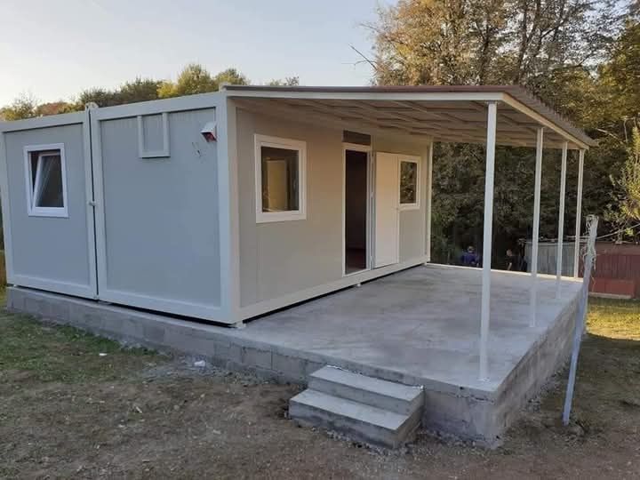 Vând case modulare pe structură metalică învelit cu panouri sandwich