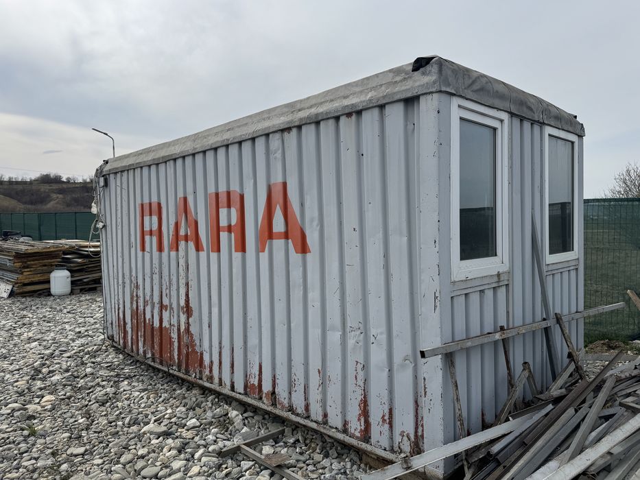 Container metalic 2.5x2.5x5.10 cu 3 geamuri si usa metalica