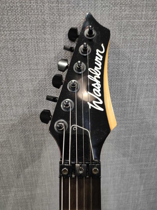 Продаю электрогитару Washburn — полный комплект, всё готово к игре!