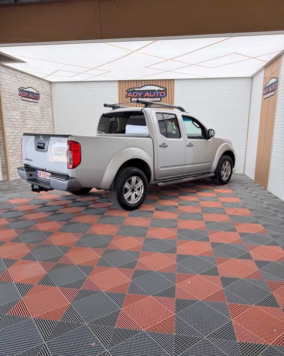 NISSAN NAVARA 2,5 Tdi , 4x4 la buton , Clima , Navi , Scaune incalzite , Trapa , RAR+ITP