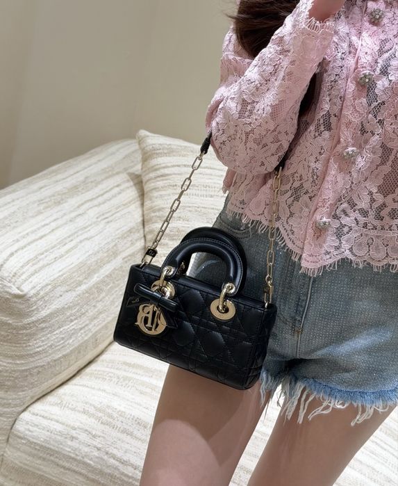 Geantă model Dior D-Joy