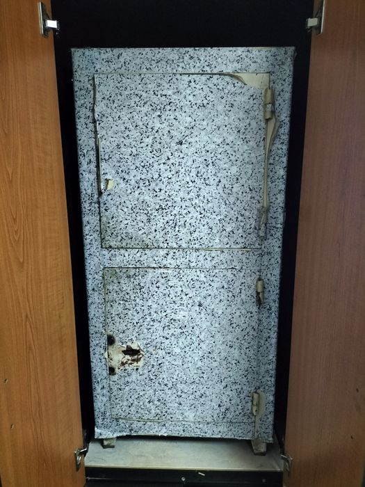 Продам металлический сейф (советский)