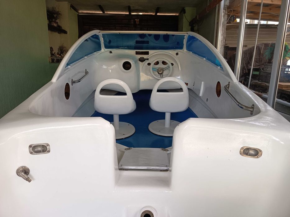 Лодка ELAN Gliser GT402 с колесар