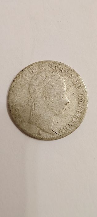 Ofer spre vânzare monde din diferite perioade istoricen