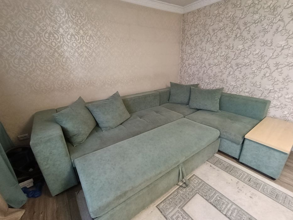 Продам диван бирюзового цвета