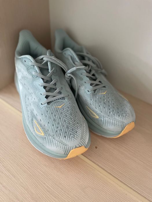 Мужские кроссовки от бренда HOKA. Очень легкие и удобные. Оригинал