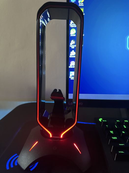 RGB стойка за слушалки