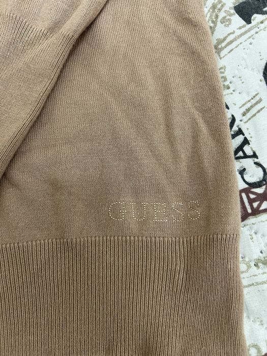 Блузка Guess и бяла блуза със пуловер