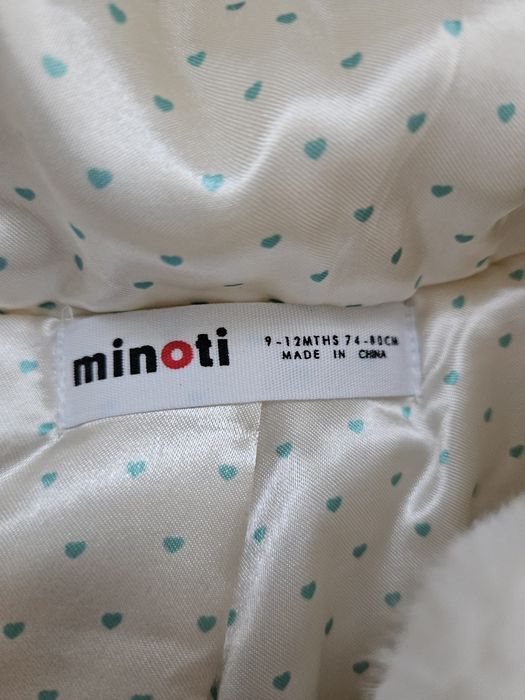 Бяло бебешко палтенце