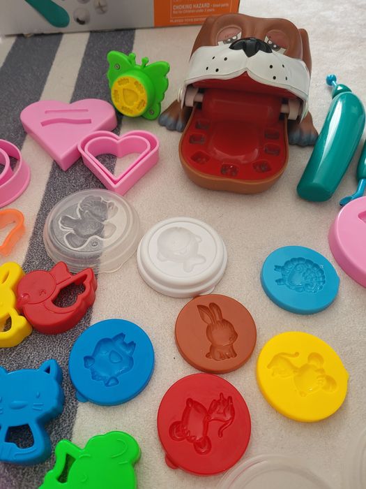 Куче на зъболекар и формички за пластелин