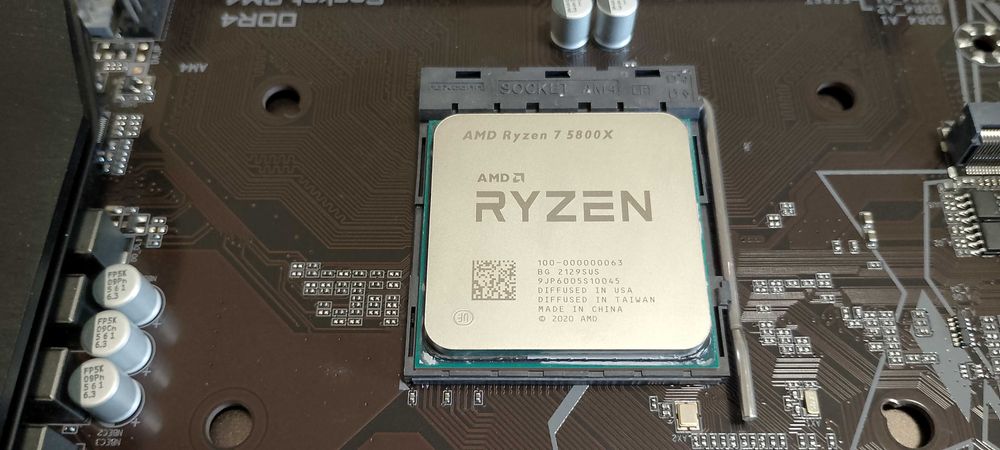 Procesor AMD Rayzen 7 5800X + Placa de bază Gigabyte B550X V2 Gaming