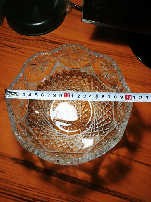 Продаю хрустальную салатницу