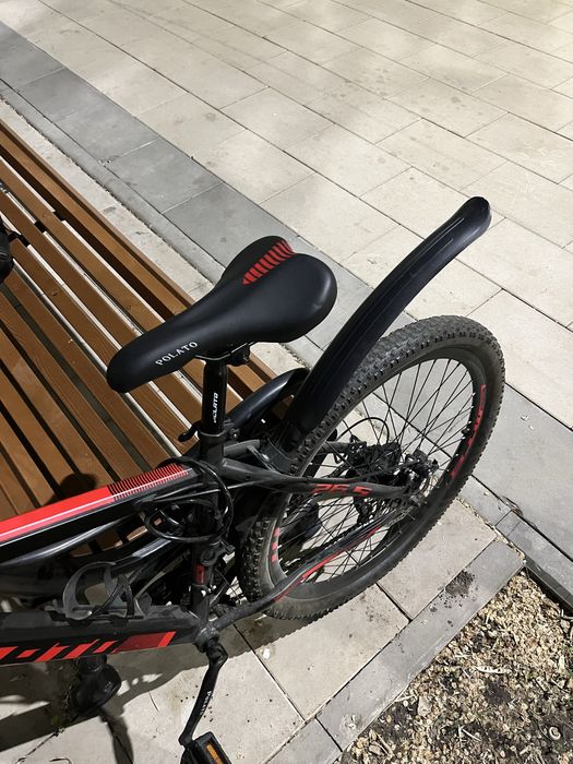 Велосипед красного цвета