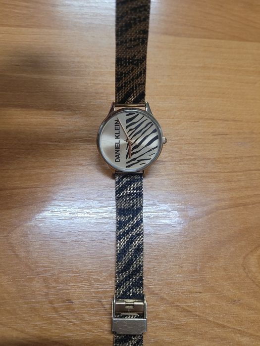 Продам часы женские красивые