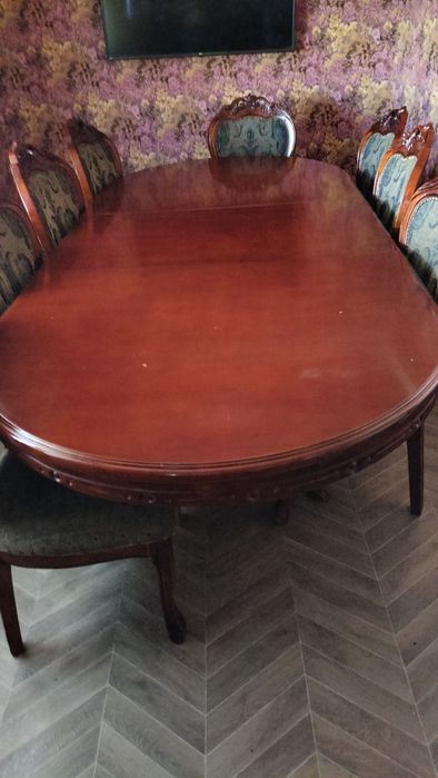 Продам гостиный стол со стульями