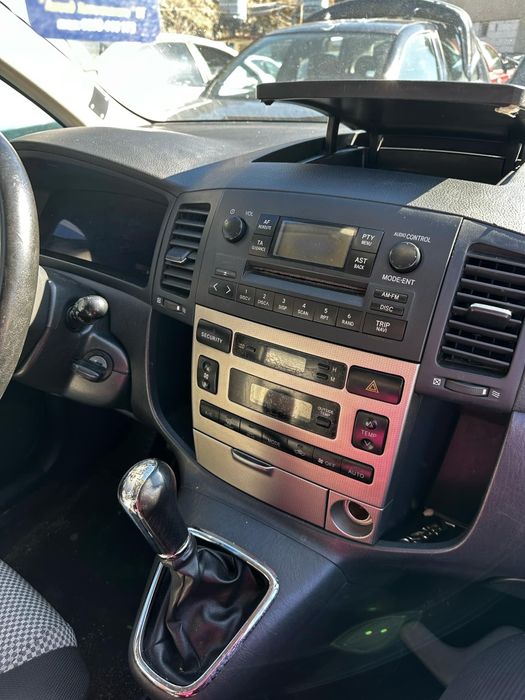 Тойота Корола версо 1.8 на части