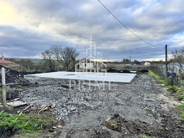 Равен парцел с готов фундамент в с. Тръстиково на 20 км от гр. Бургас.