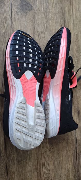 Маратонки Adidas и Puma