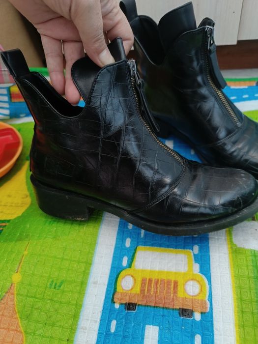 Отдам две пары обуви