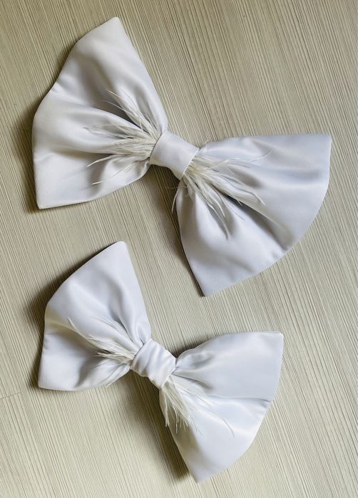 Бяла рокля с пера и тюл с 3Д цветя