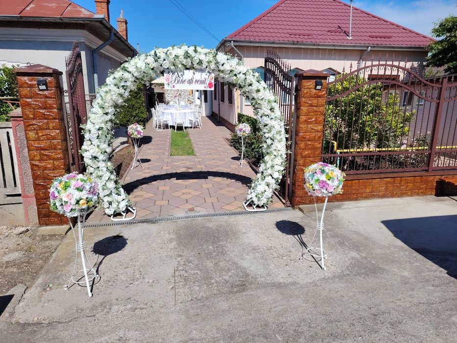 Panou floral cu băncuță și stâlpișori