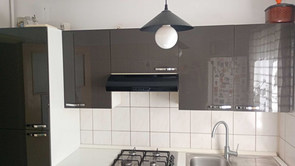 Bucătărie completa cu frigider plită cuptor chiuveta hota