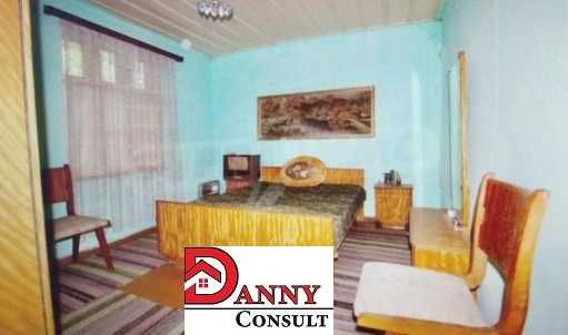 Двуетажна къща с двор и гараж в гр. Павликени