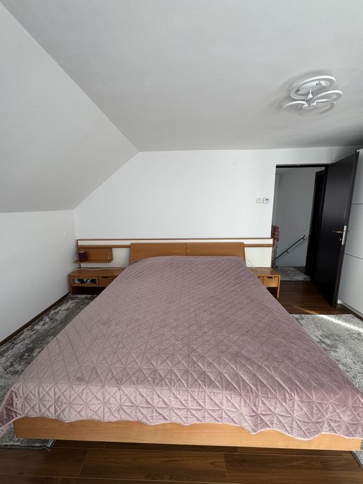 Pat de dormitor din lemn masiv cu noptiere incorporate