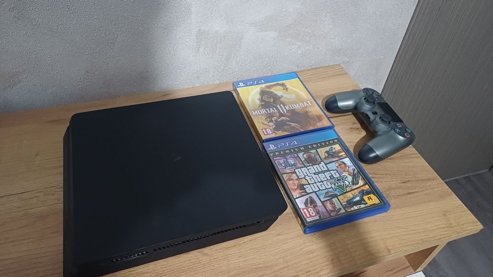 Vand ps4 cu 2 jocuri si controller