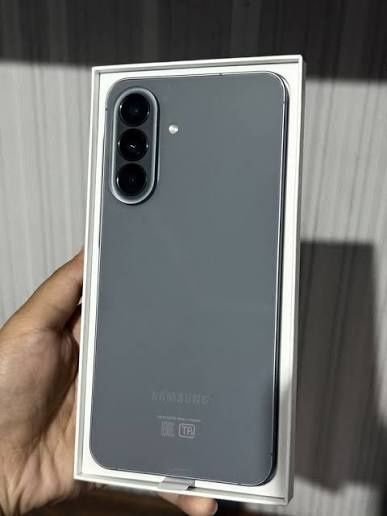 Продам Samsung a57 8/256