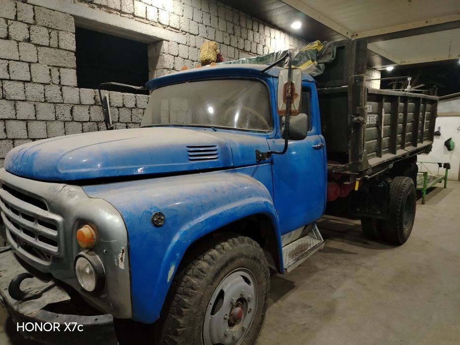 Срочно  самосвал зил сотилади 1984 йил матори яхши  янги 4 та