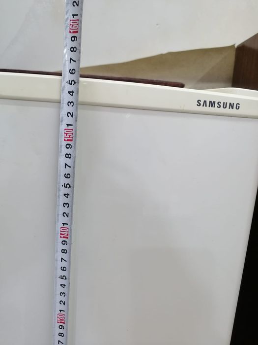 Холодильник Samsung небольшой.
