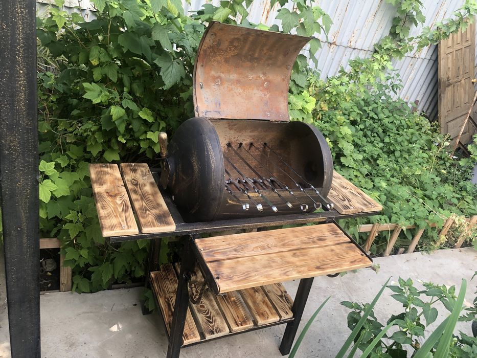 Продам мангал со столиком и барбекю.