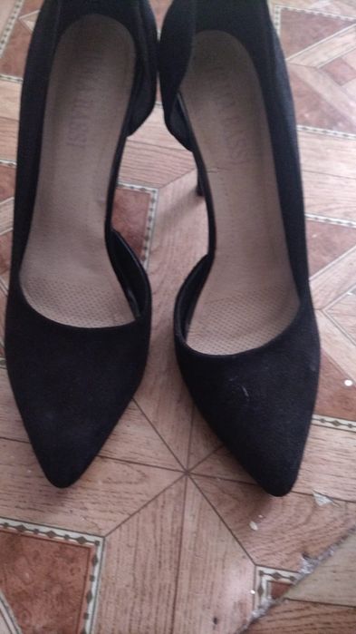 Отдам даром женскую обувь