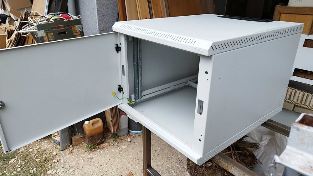 Комуникационен шкаф - сървърен шкаф - рак шкаф 10U