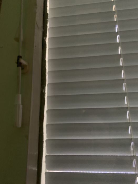 Продавам двойна дървена дограма с врата и вътрешни алумининиеви щори