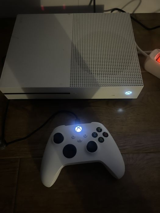Xbox One S 2Tb - 4 Jocuri  - În Stare Nouă, Făra Probleme