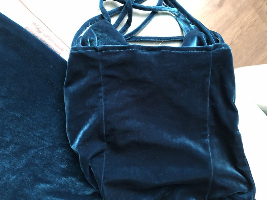 Продаются нарядные платья.