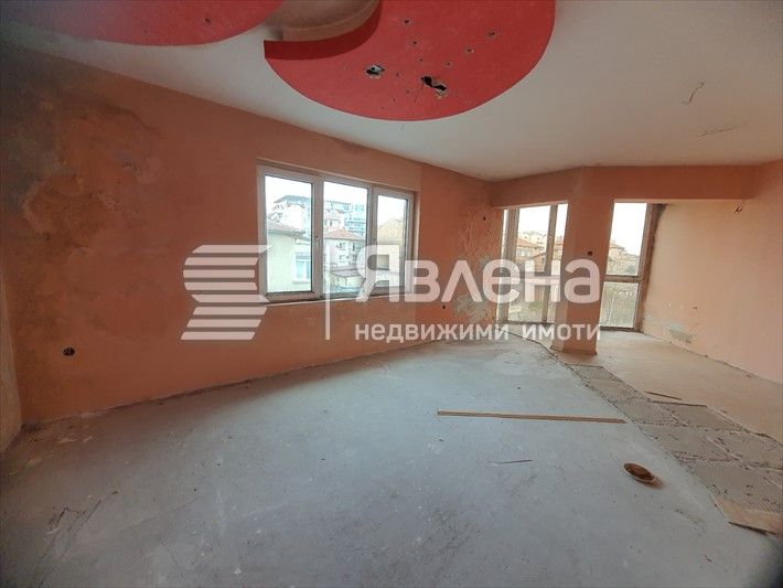 Тристаен непреходен апартамент в центъра на Царево