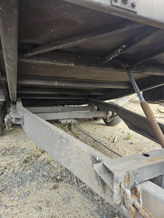 Vand trailer,platforma auto de 4m ,basculabil,troliu,2500kg an 2005