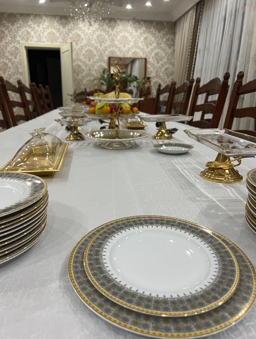 Стол со стульями, горка, комод