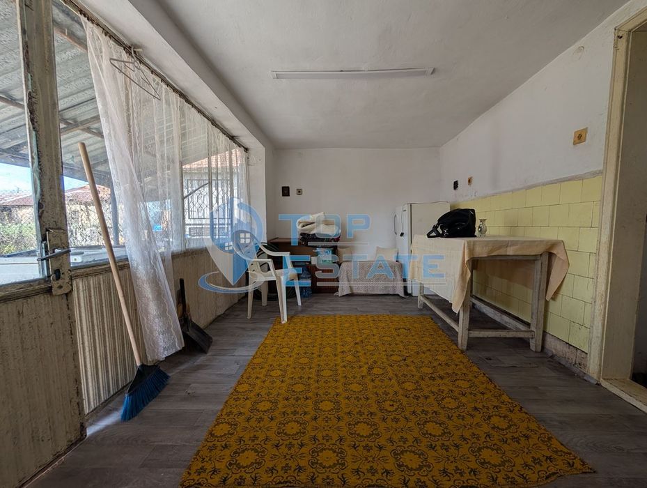 Едноетажна тухлена къща с гараж в село Павел